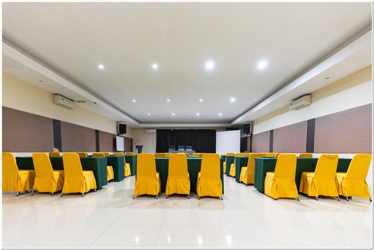 Reddoorz Plus @ Hertasning Area Makassar Bagian luar foto